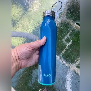 3/$23 Swig skinny tumbler blue. Keeps drinks hot/cold